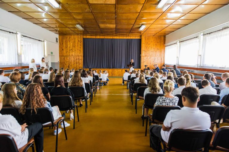 Fotografia przedstawiająca szkolną aulę.