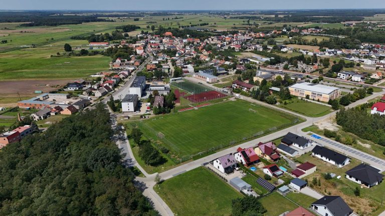 Fotografia lotnicza przedstawiająca krzywiński stadion sportowy