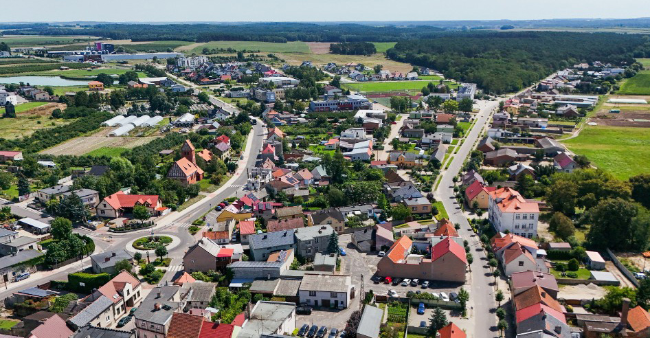 panorama Krzywinia z drona, z widocznymi zabudowaniami oraz dużą ilością zieleni