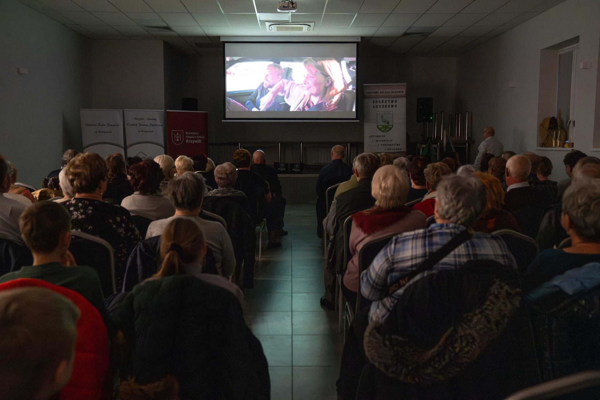 Fotografia przedstawia projekcję filmu na ekranie projekcyjnym