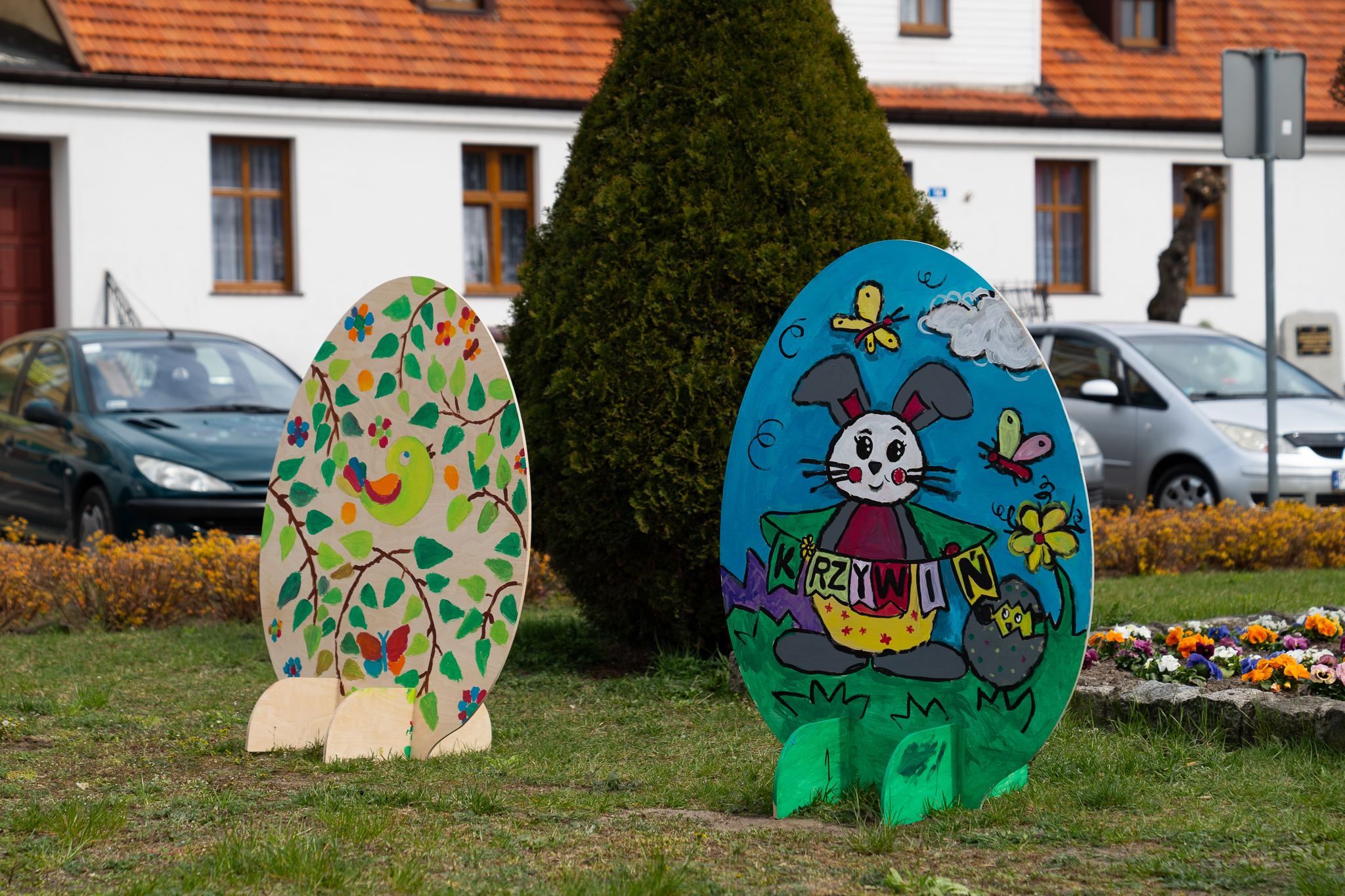 Drewniane malowidła w kształcie wielkich pisanek stojące na placu w mieście