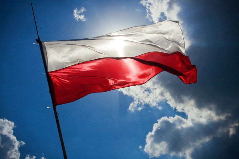 Polska flaga dumnie powiewająca na wietrze