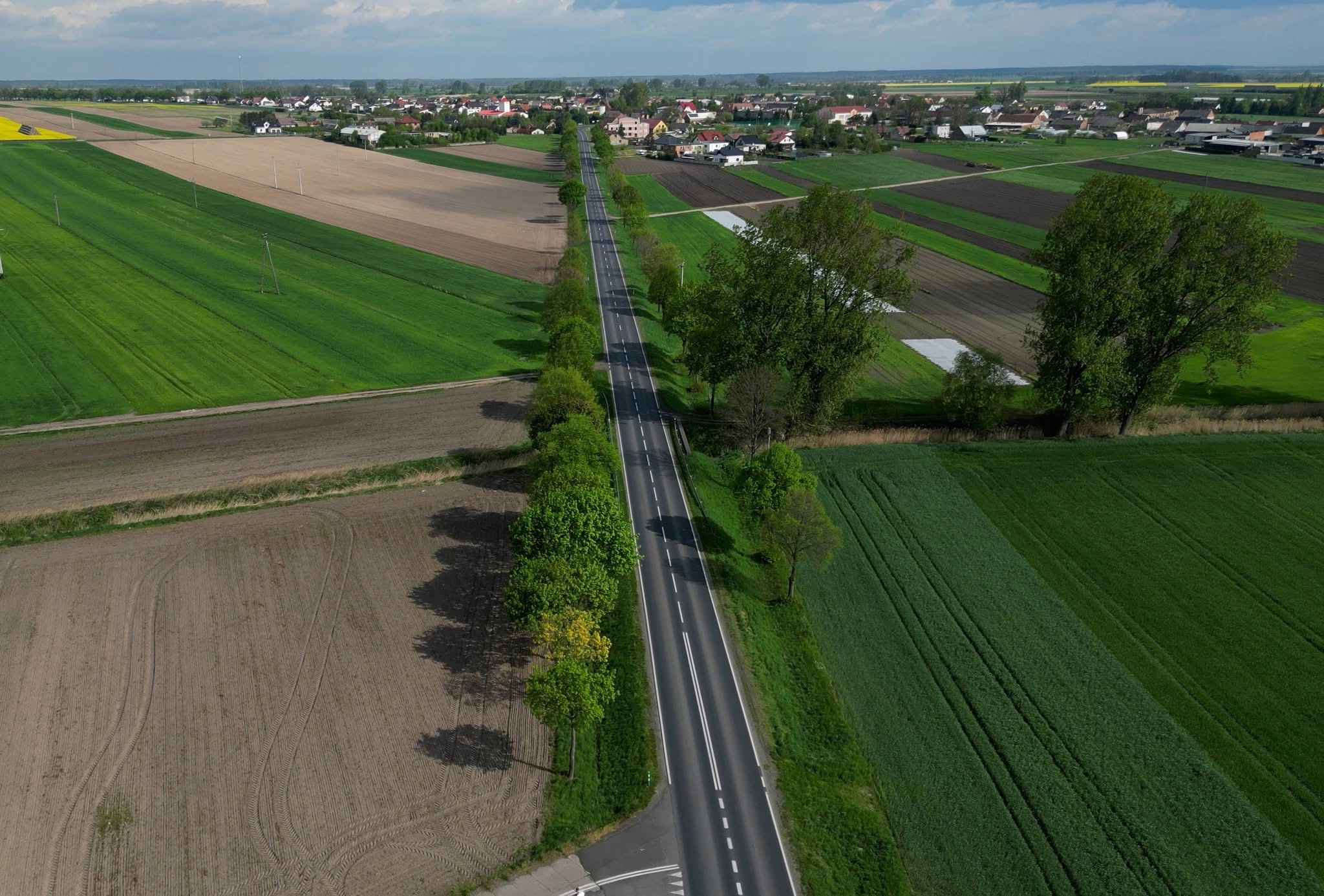 Widok z drona na odcinek drogi wśród pól